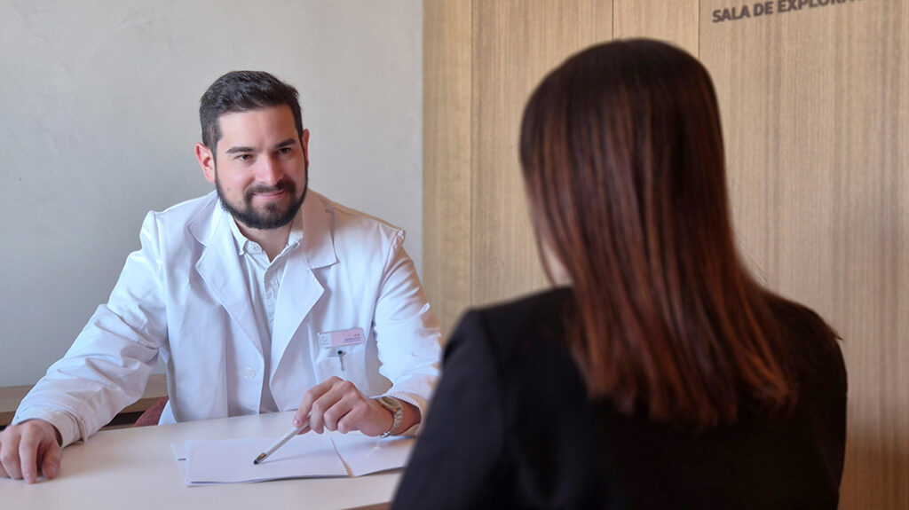 Dr. Zavala im Gespräch mit einer Patientin