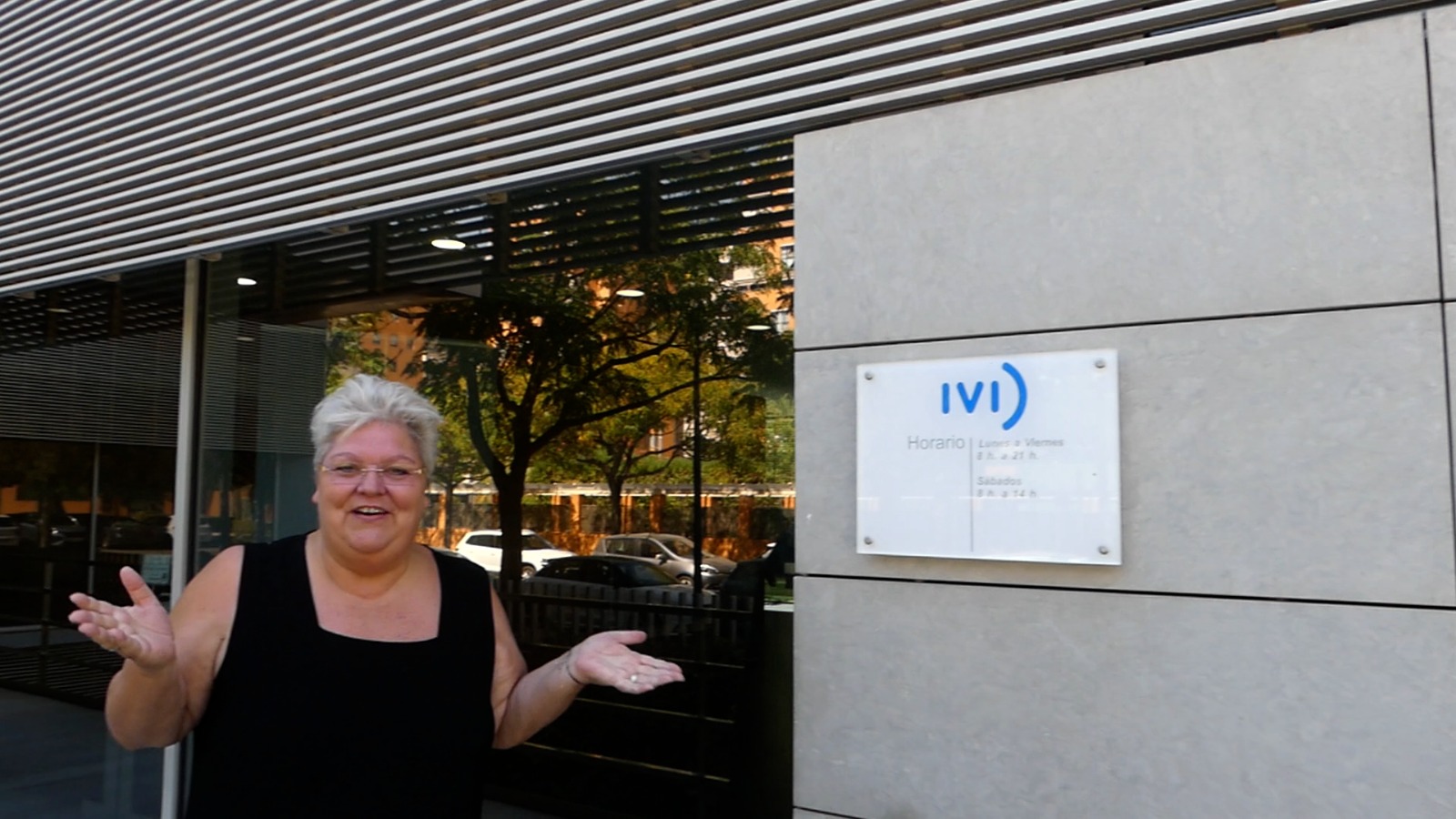 Claudia Schmid vor der Kinderwunschklinik IVI Valencia