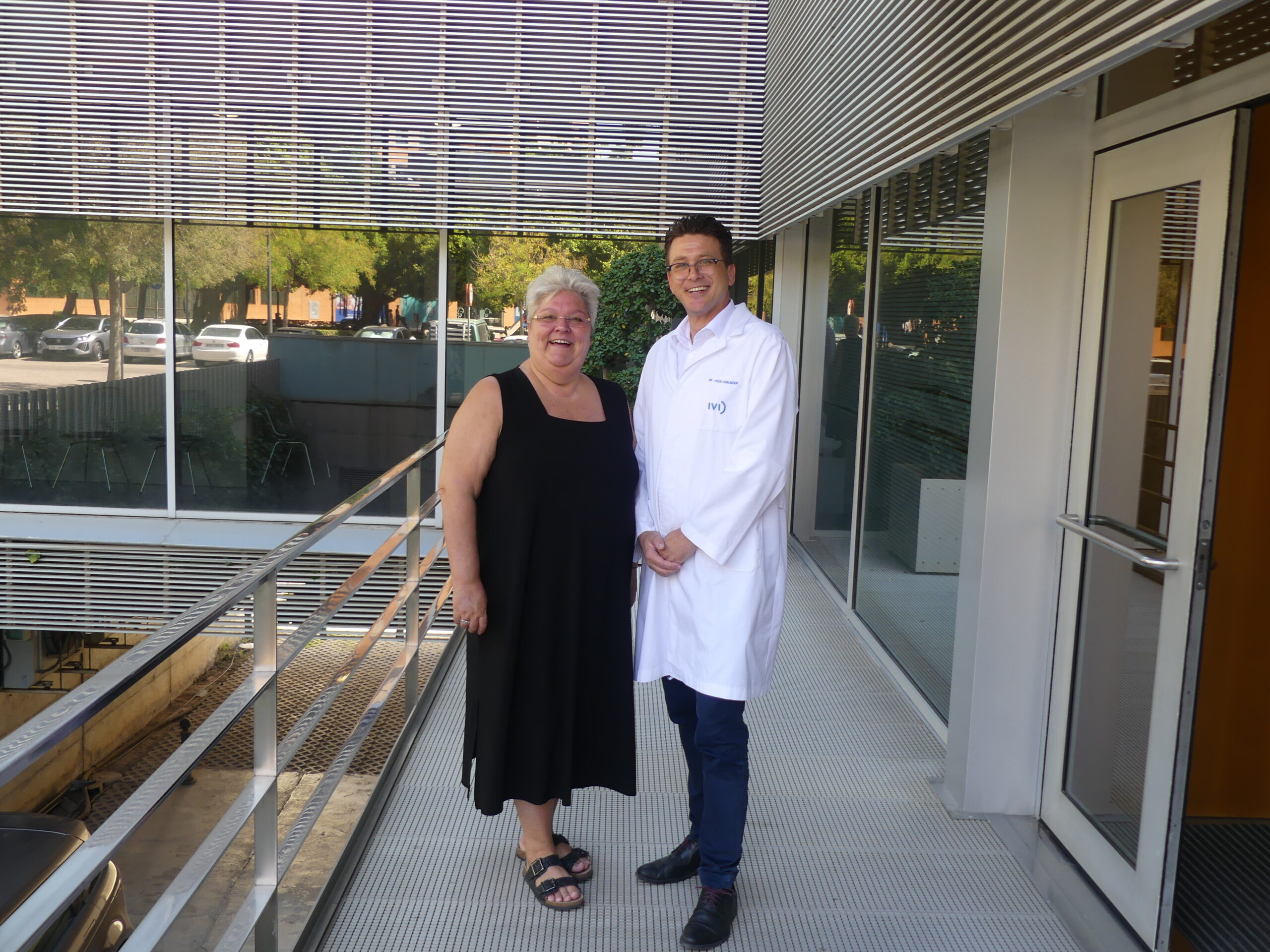 Dr. Jakob Doblinger und Claudia Schmid vor IVI Valencia